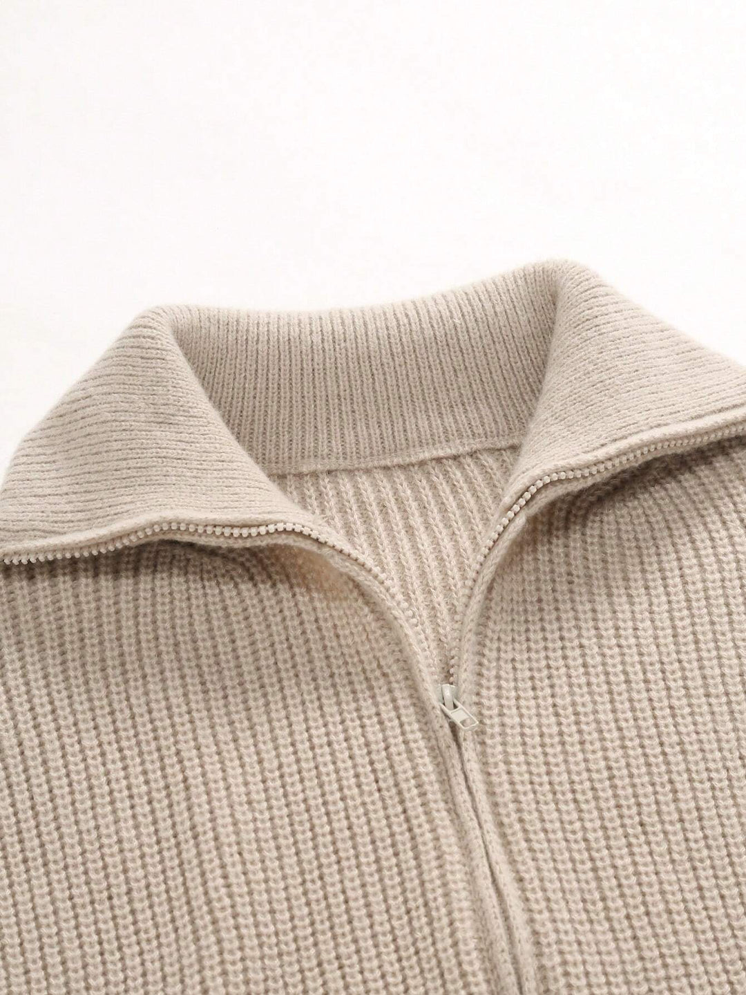 Suéter cárdigan de punto para hombre, con cremallera completa, diseño cómodo y moderno para moda masculina casual.