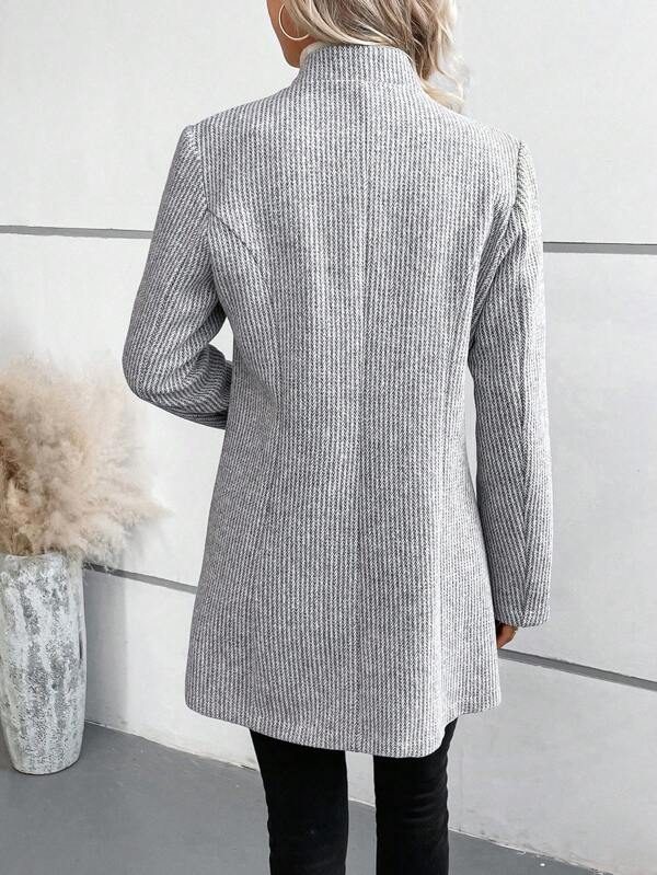 Blazer de mujer versátil, perfecto para looks casuales o de oficina, estilo moderno, tendencia femenina.