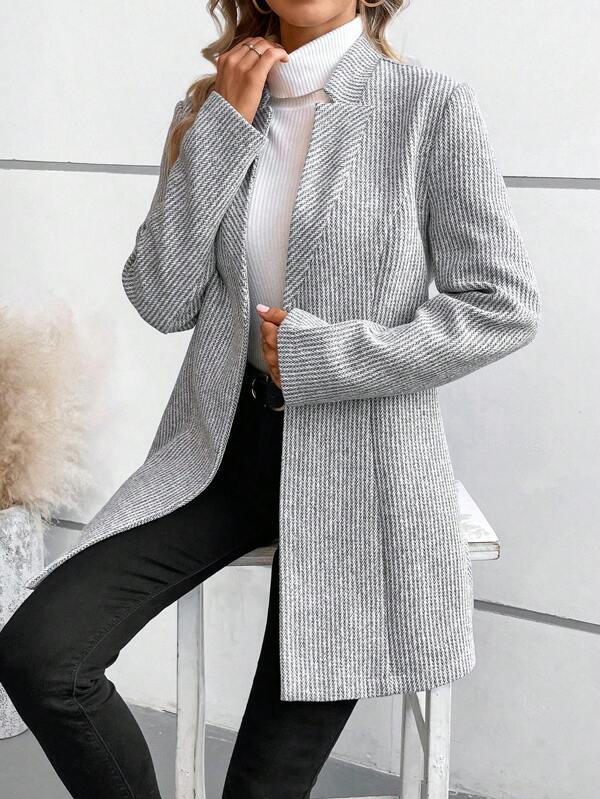 Blazer femenino que aporta estilo y profesionalismo al instante, prenda versátil para la moda de mujer.