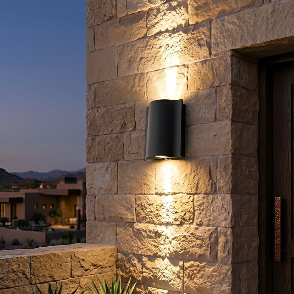 Iluminación exterior LED ondulada, aplique de pared decorativo y eficiente para fachada.