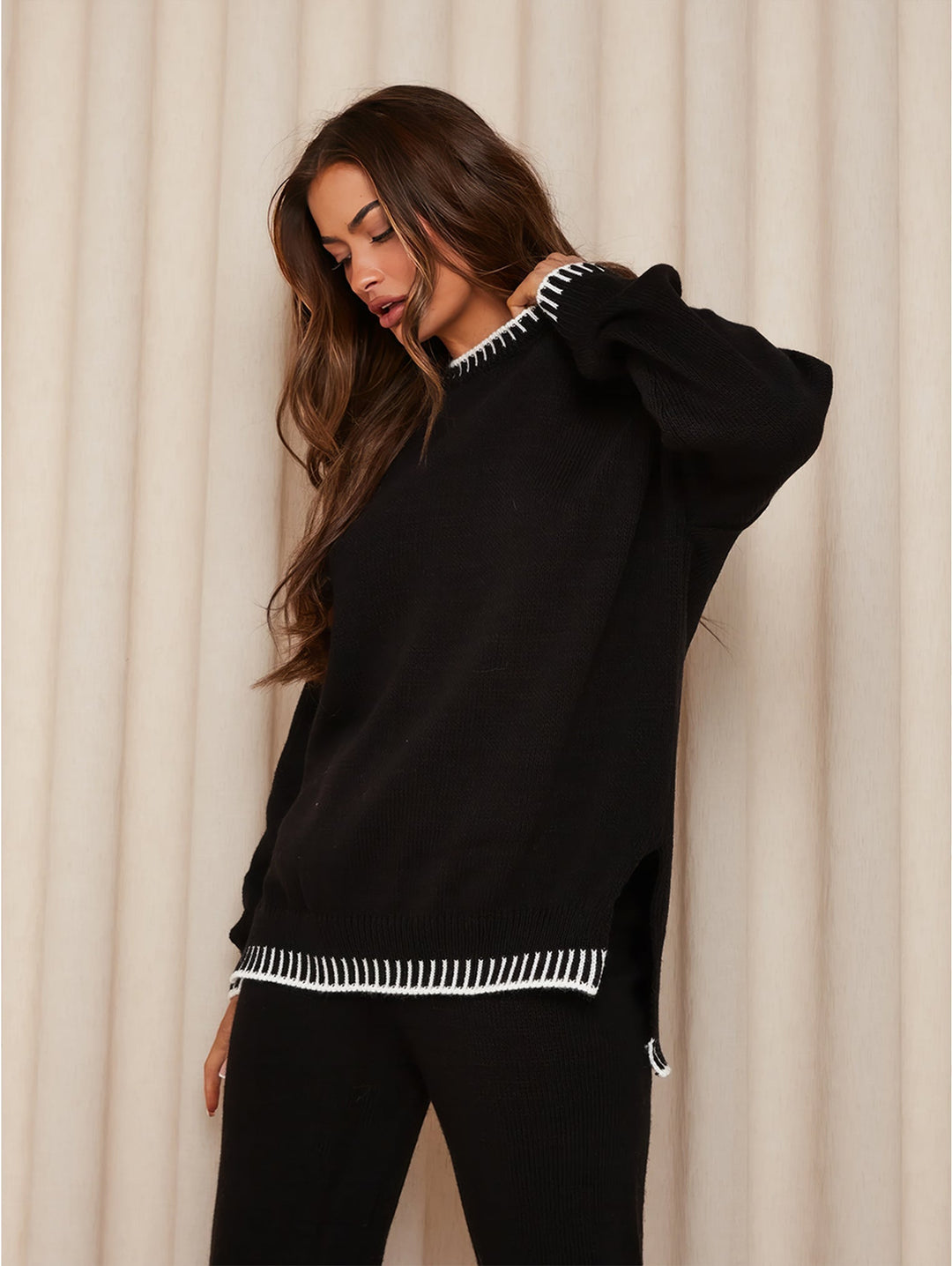 Textura suave de conjunto lounge holgado de dos piezas. Comodidad y moda femenina para vestir en casa.