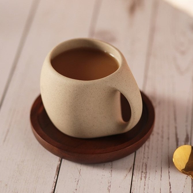 Foto de taza de café cerámica con asa, base bambú, cuchara inox. Estilo japonés. Para bebidas calientes.