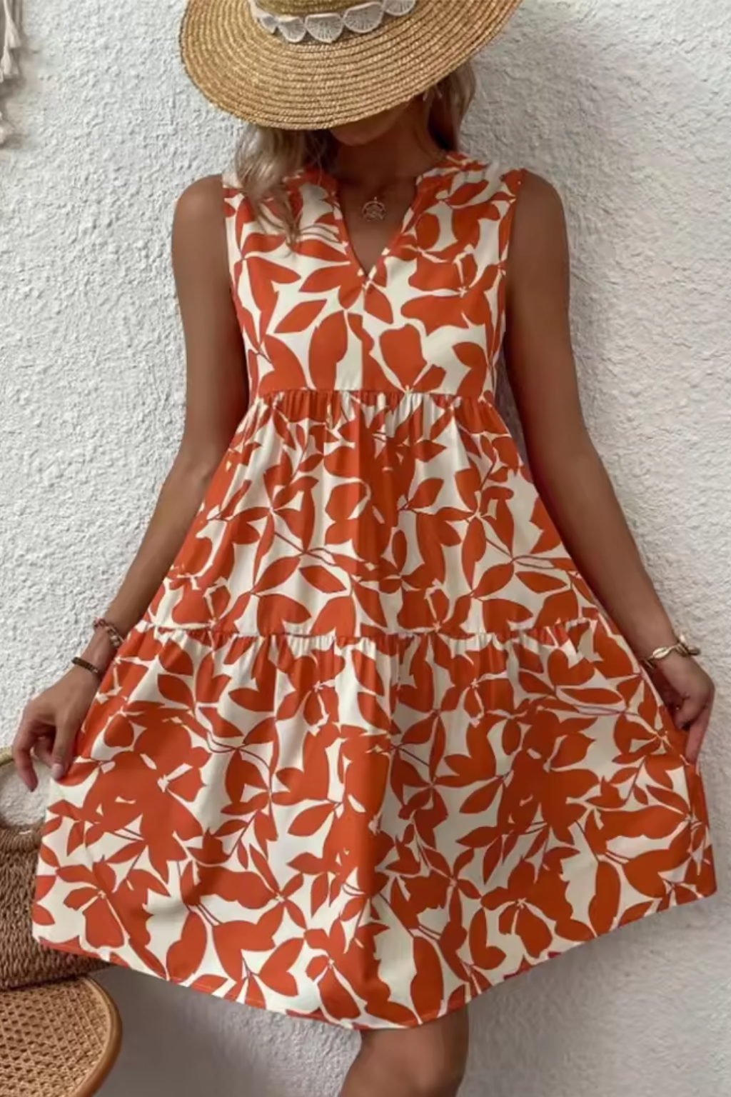 Vestido midi bohemio de mujer con elegante escote en V, sin mangas, perfecto para looks casuales de verano.
