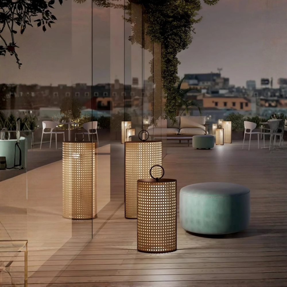 Linterna exterior LED con energía solar, ideal para decoración de patio.