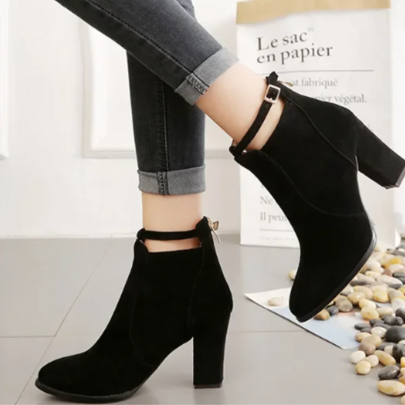 Botines mujer cómodos, tacón bloque estable y hebilla decorativa. Estilo chic.