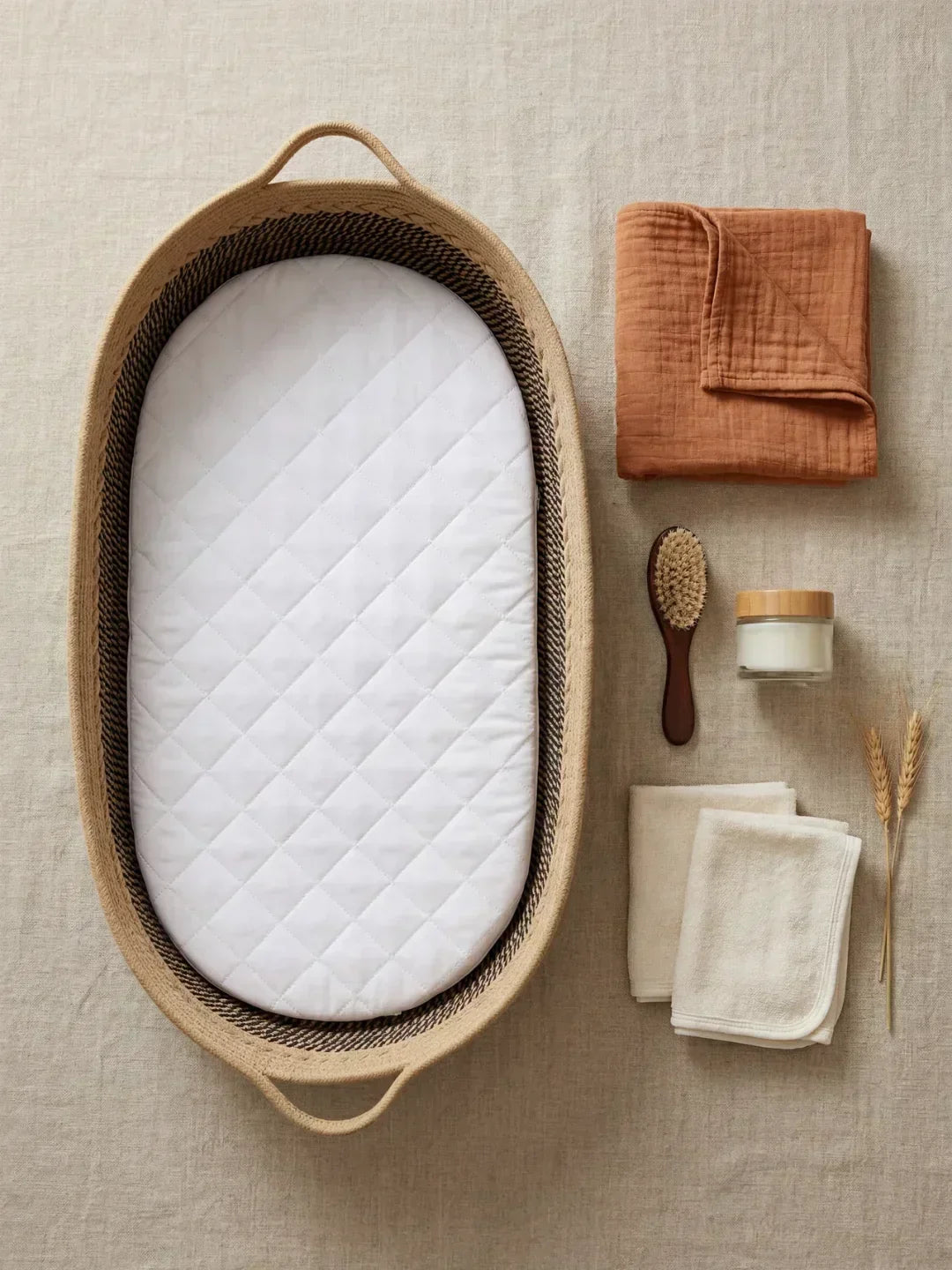 Cesta cambiador de recién nacido bicolor caramel chiné/ecru, práctica, segura y elegante.