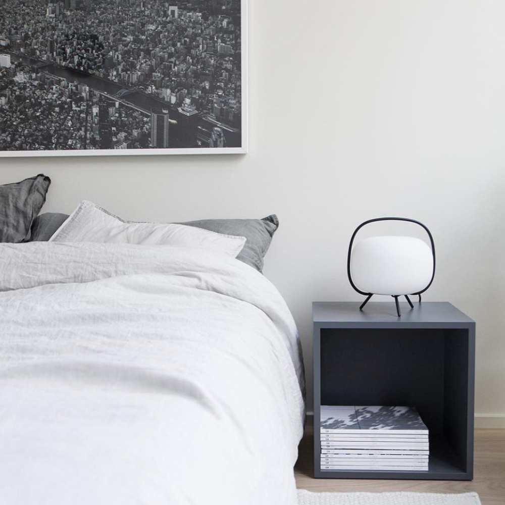 Lámpara de mesa para ambiente relajante, luz suave sin deslumbramiento, estilo minimalista.