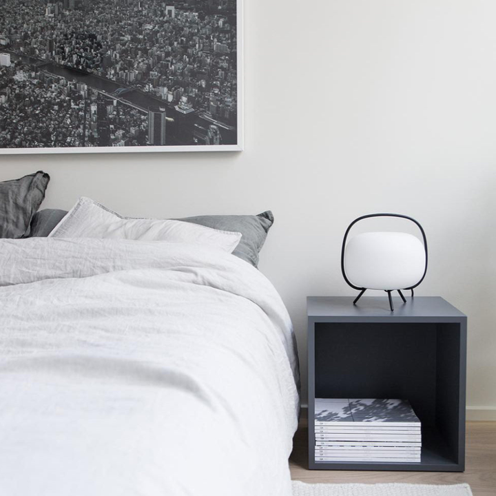 Lámpara de mesa para ambiente relajante, luz suave sin deslumbramiento, estilo minimalista.