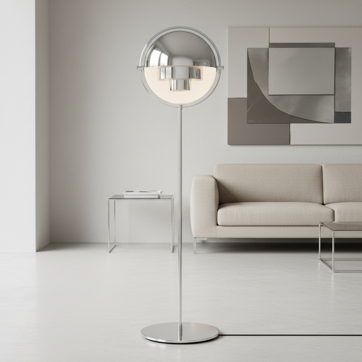 Lámpara de pie dorada con diseño escultural, perfecta para decoración contemporánea.