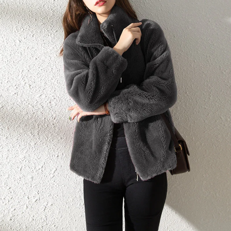 Moda mujer: abrigo trench de ante oversized, la última tendencia en comodidad y elegancia.