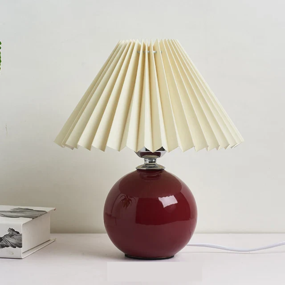 Lámpara de mesa antigua de cerámica, luz cálida. Perfecta para decoración vintage y ambiente acogedor.