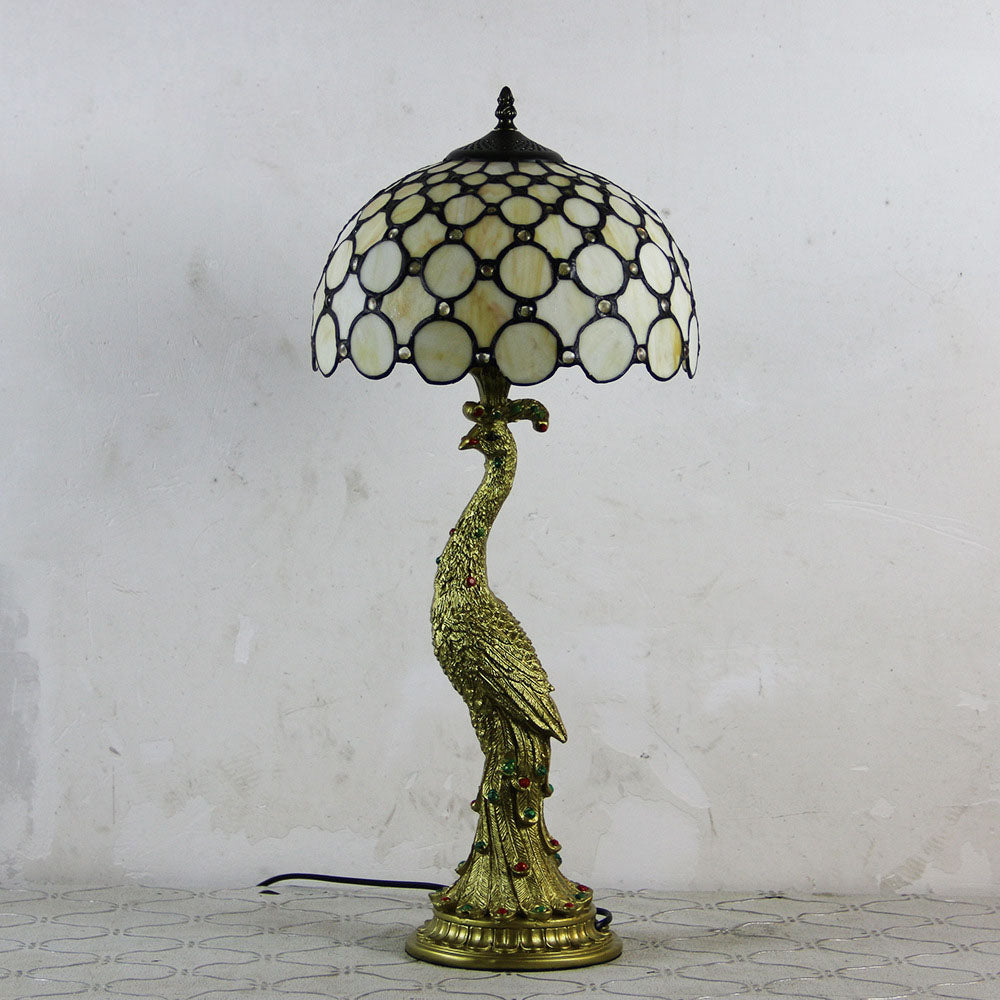 Lámpara de mesa con cúpula de vidrio multicolor estilo Tiffany, perfecta para sala o dormitorio.