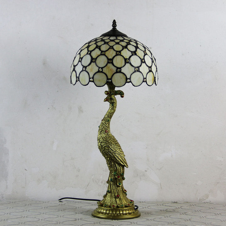 Lámpara de mesa con cúpula de vidrio multicolor estilo Tiffany, perfecta para sala o dormitorio.
