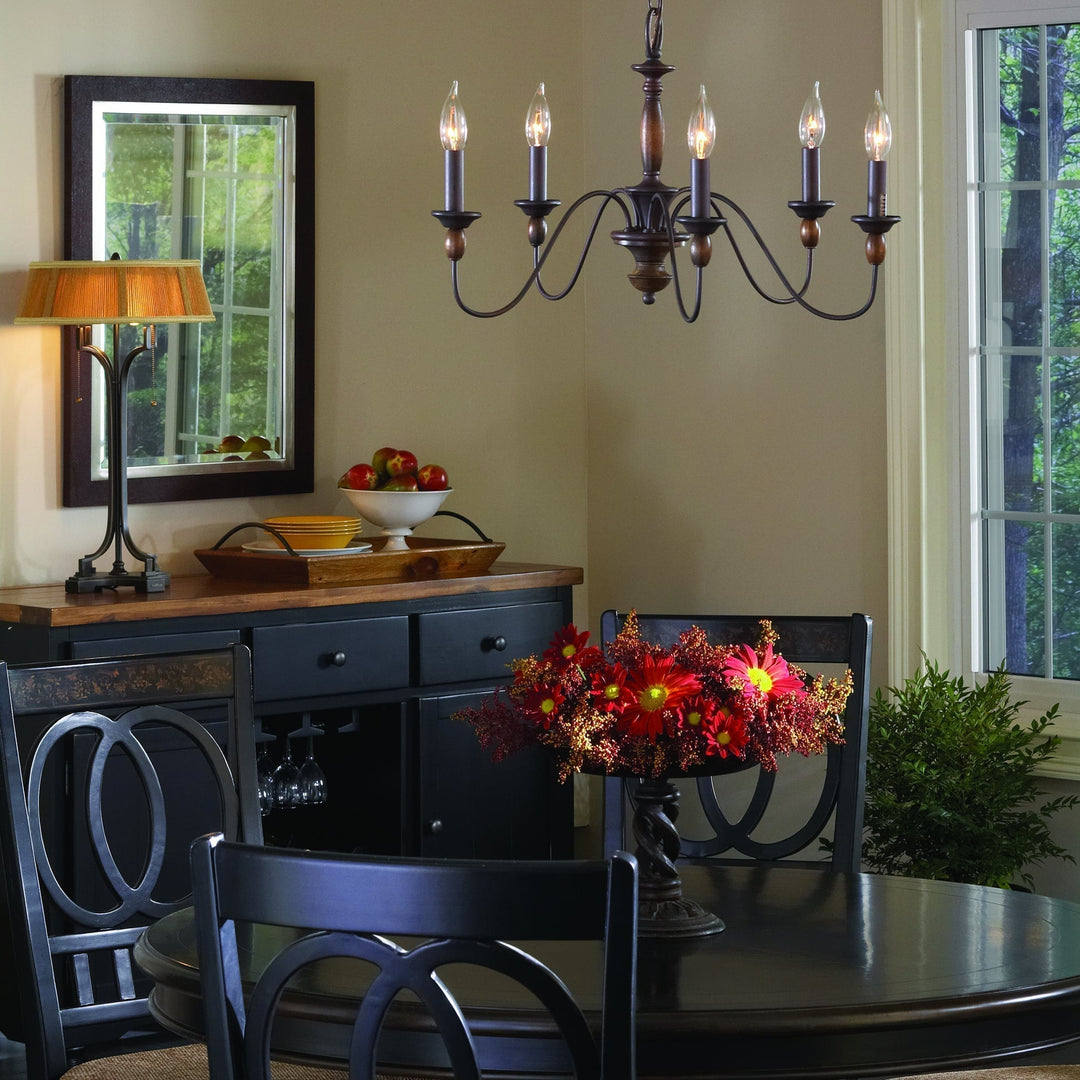Iluminación de comedor con candelabro contemporáneo de madera y detalles metálicos.