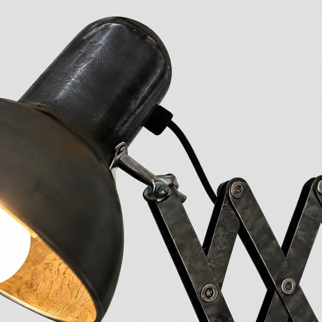 Iluminación industrial retro para pared con brazo de tijera, perfecta como lámpara de lectura ajustable.