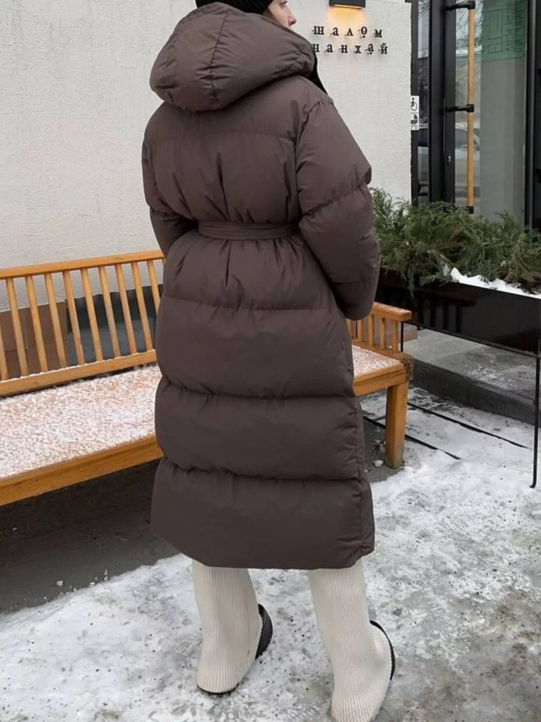 Abrigo de mujer acolchado, largo, con detalle de bolsillos y cinturón, funcionalidad y estilo.