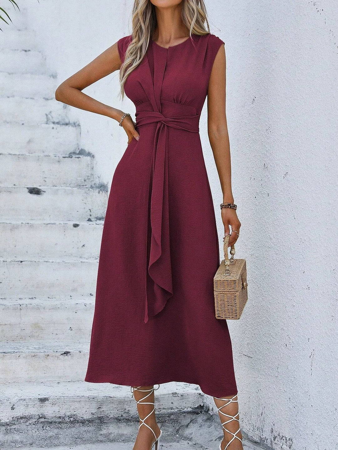 Vestido casual de verano para mujer, largo, fluido, sin mangas y con drapeado sutil.