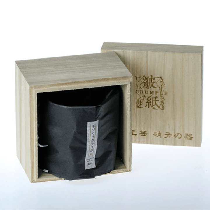 Decoración de hogar: Vaso de whisky Kiriko Edo artesanal, diseño escultórico arrugado japonés.