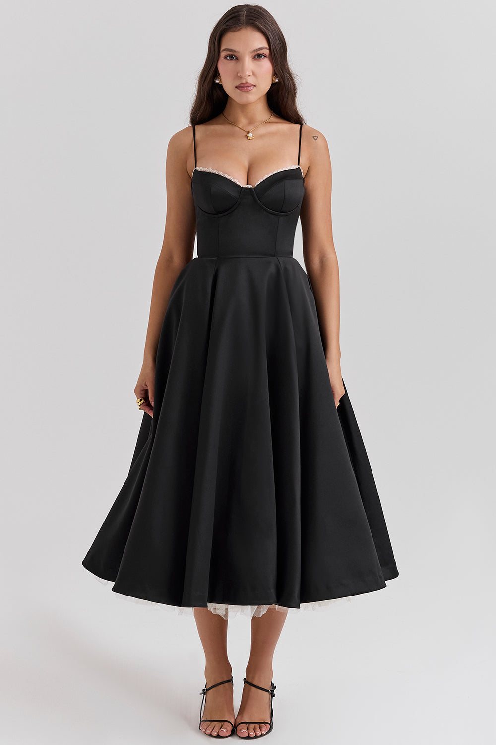 Mujer con vestido midi elegante negro, para un look sofisticado de fiesta o evento especial. Vestido de noche.