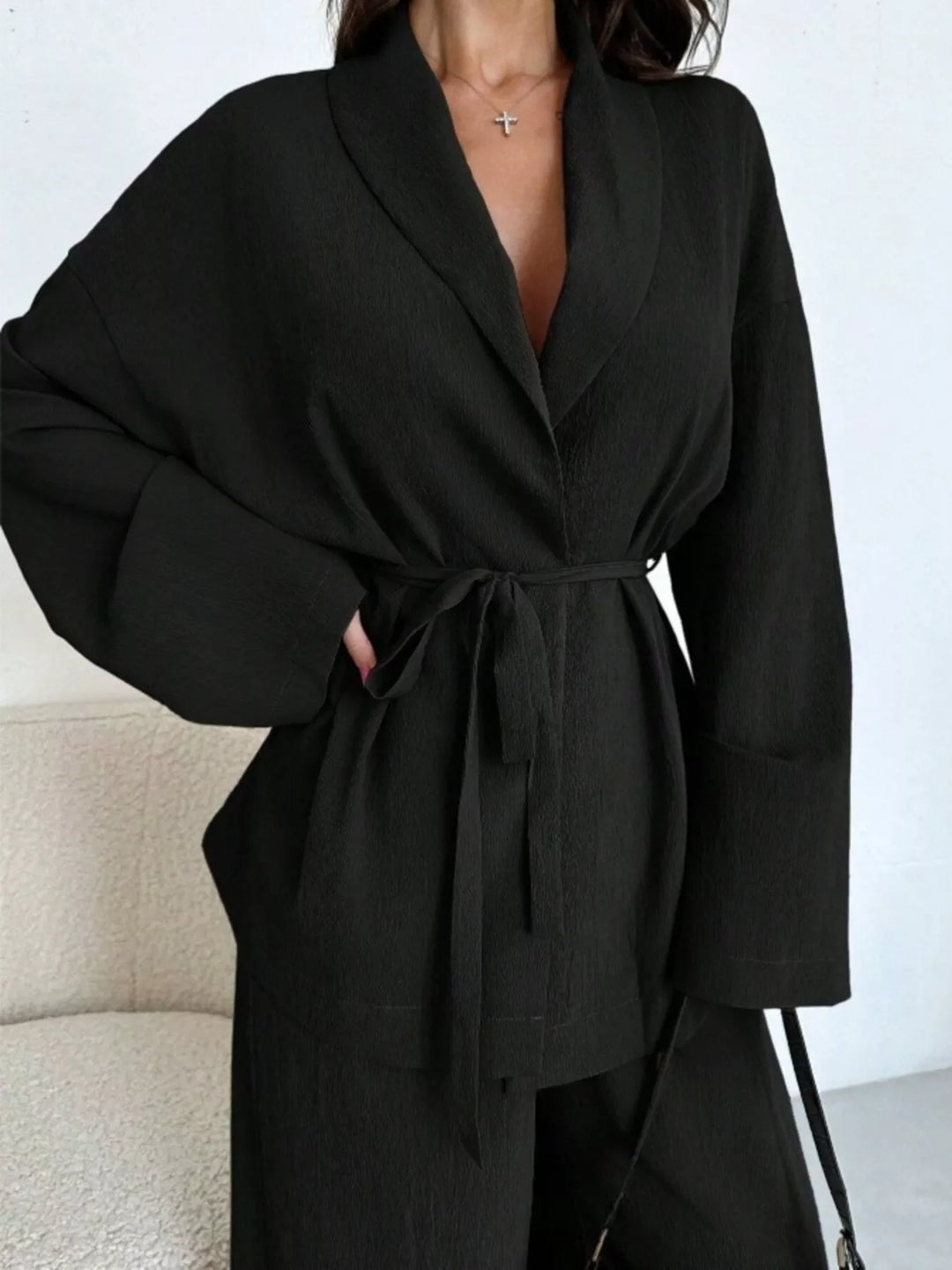 Moda para mujer: Conjunto de top con lazo y pantalón de pierna ancha. Estilo versátil.