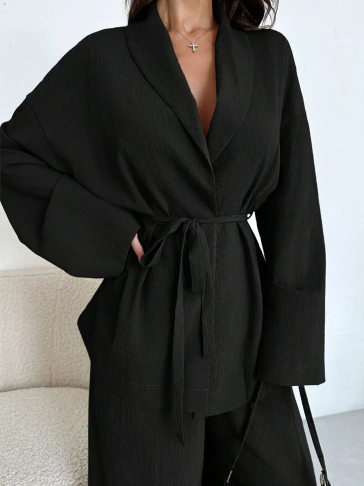 Moda para mujer: Conjunto de top con lazo y pantalón de pierna ancha. Estilo versátil.