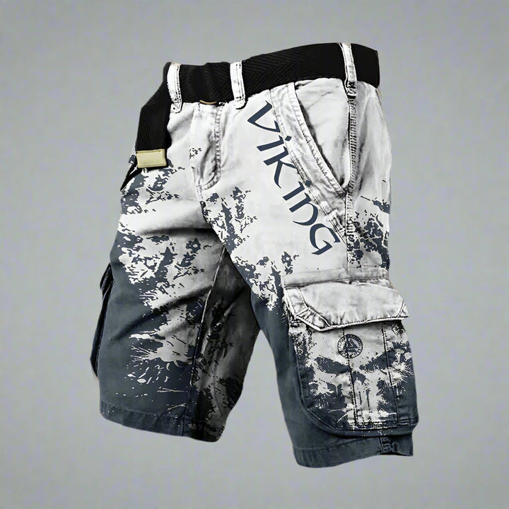 Primer plano de bolsillos cargo en pantalones cortos vikingos para hombre, máxima funcionalidad y estilo militar.