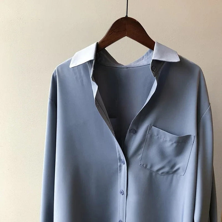Mujer luciendo blusa clásica de satén sedoso, perfecta para un look refinado.