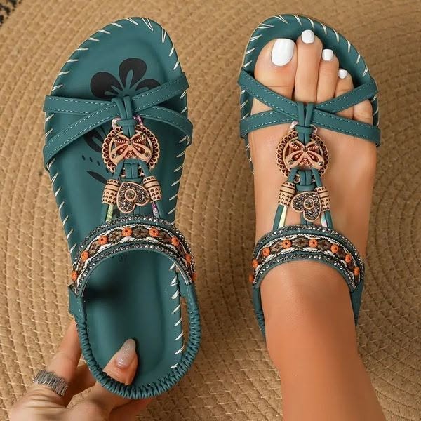 Comodidad y estilo bohemio en estas sandalias planas de mujer, ideales para largas caminatas de verano.