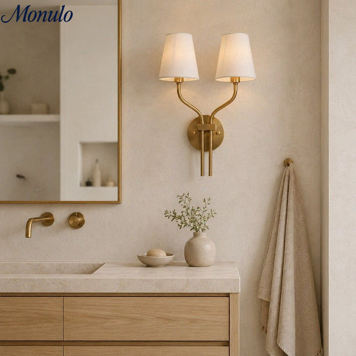 Aplique de pared dorado doble, aporta lujo y sofisticación a tu dormitorio moderno.
