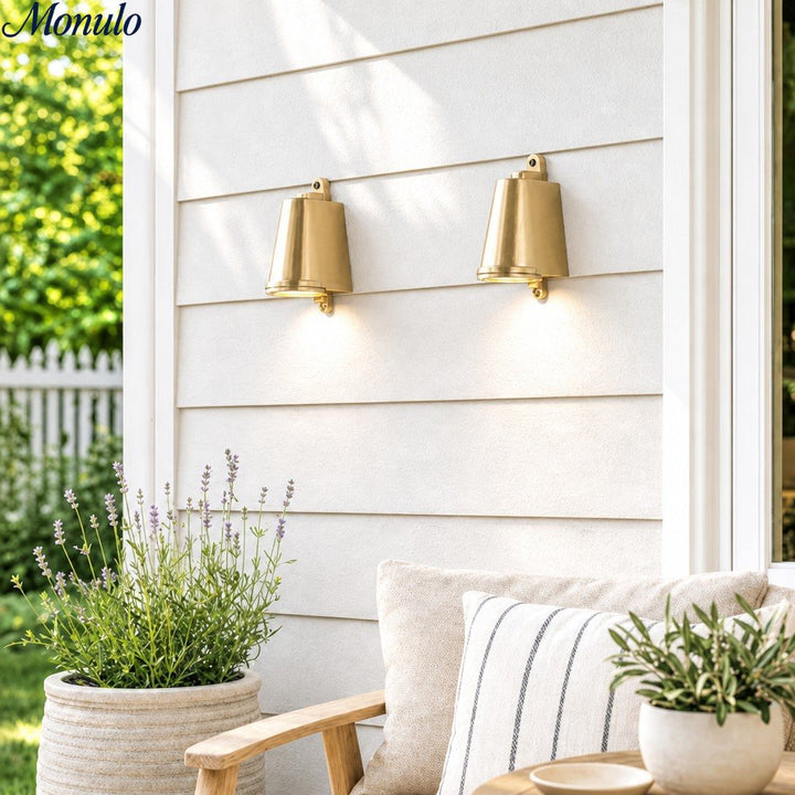 Aplique exterior industrial, diseño campana. Iluminación de pared impermeable para ambientes vintage.