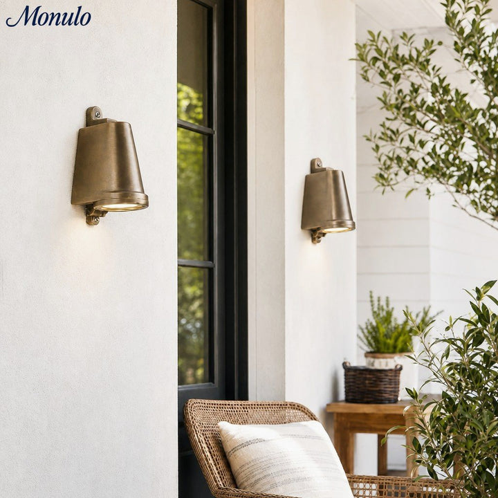 Lámpara exterior impermeable industrial. Aplique decorativo de pared tipo campanilla.