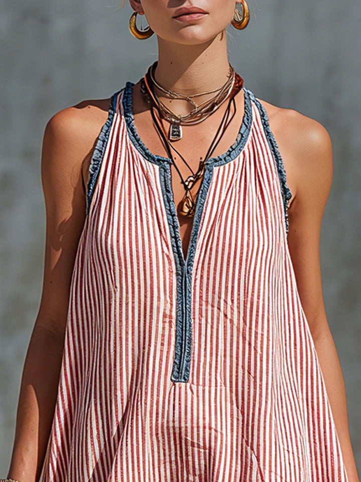 Detalle de espalda: Vestido mini halter con volantes y tiras cruzadas, estampado de rayas de verano para mujer.