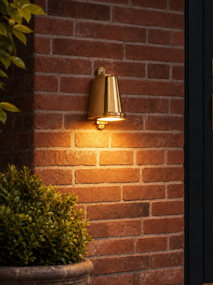 Lámpara de pared exterior impermeable, estilo industrial retro. Aplique decorativo forma campana.