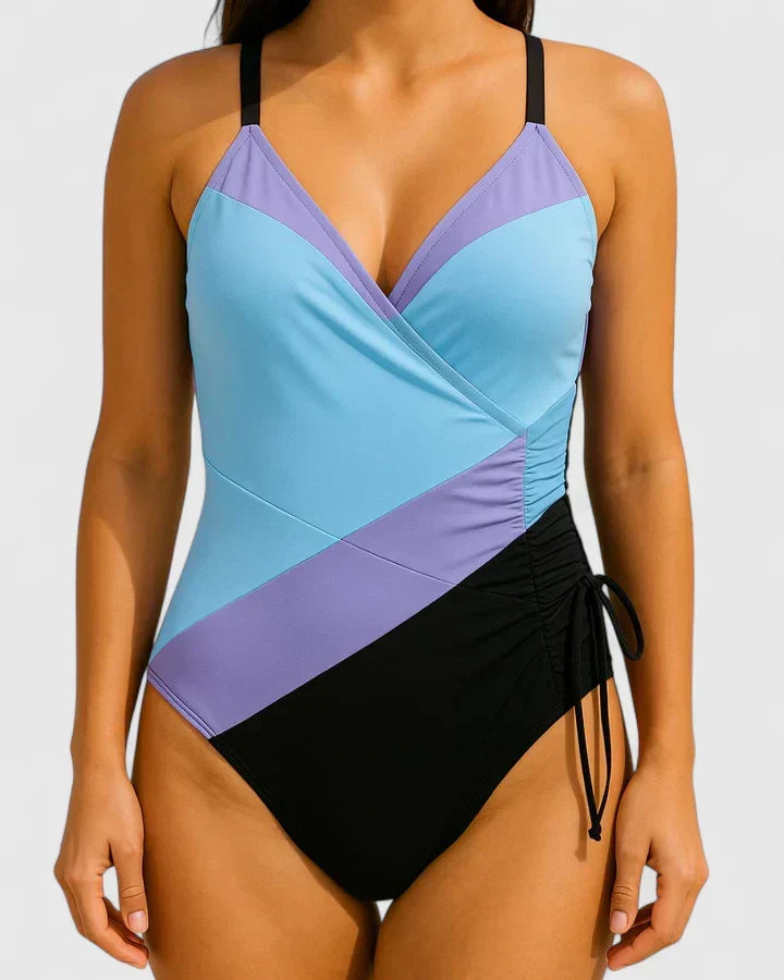 Bañador de moda para mujer con rayas elegantes, escote V y silueta moldeadora. Perfecto para días de verano.