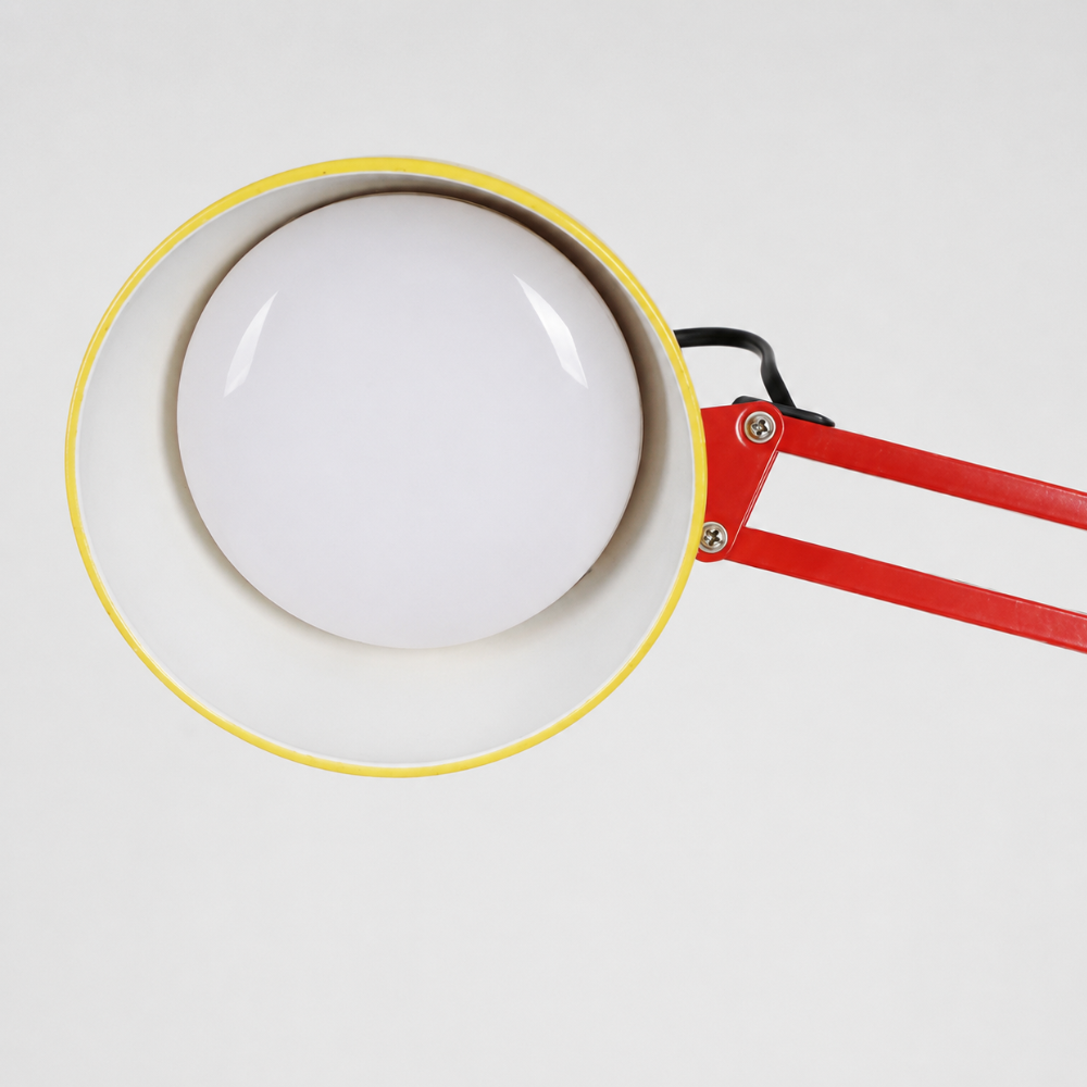 Lámpara de pie estilo flexo, diseño Memphis con detalles vibrantes para tu hogar.