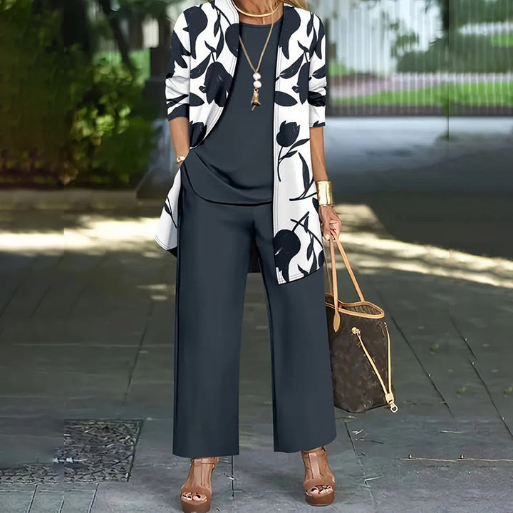 Pantalón recto de mujer y blusa lisa, piezas del conjunto de tres, ideales para combinar en primavera.
