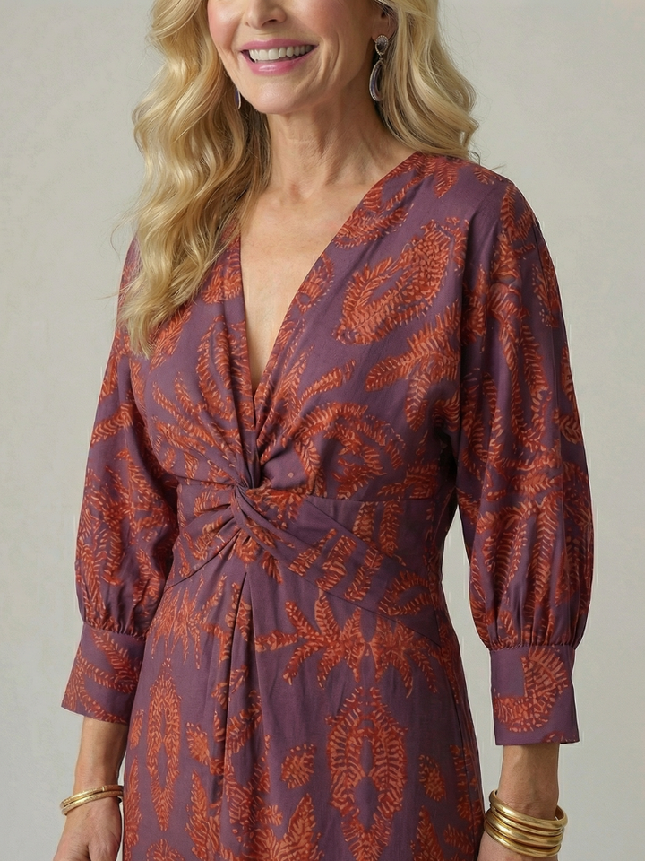 Moderno vestido midi elegante para mujer, con su corte cruzado y cintura ajustada.