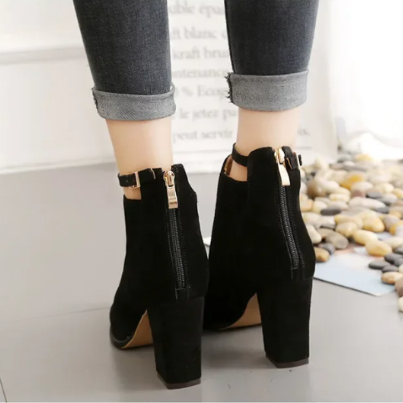 Botines de mujer beige, tacón bloque, hebilla. Perfectos para un look casual sofisticado.