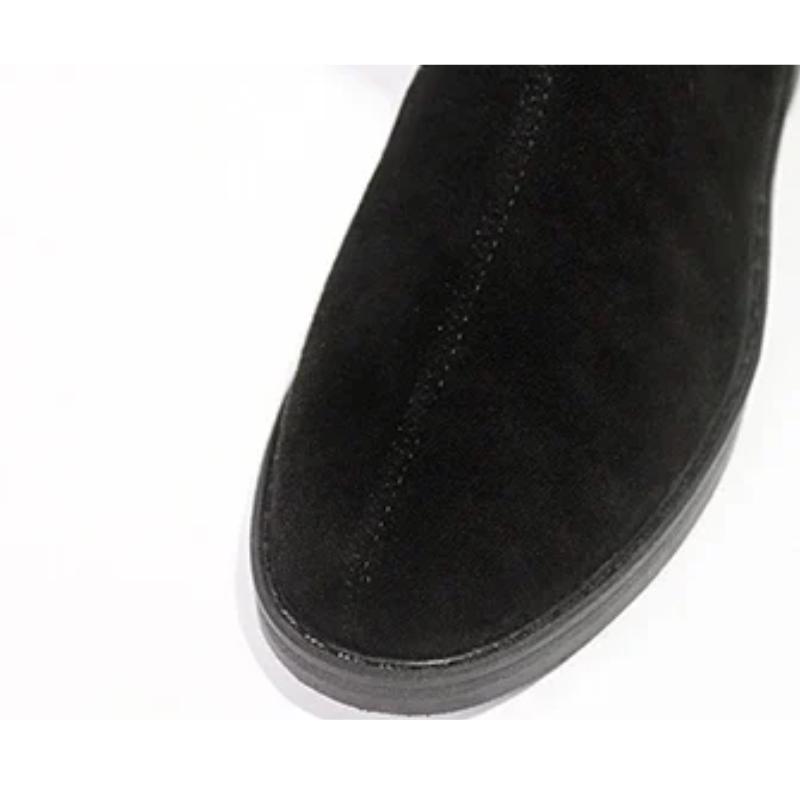 Botas altas de mujer, en negro intenso, con diseño minimalista y ligero.