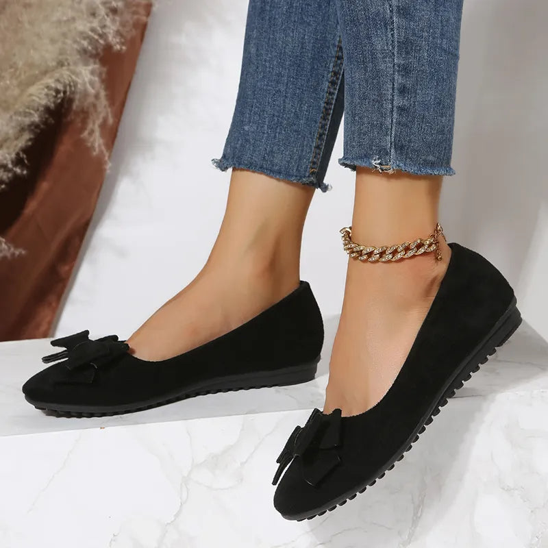 Zapatos planos de mujer elegantes, ideales para confort y uso diario versátil.