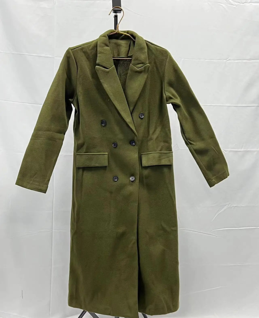 Estilo atemporal: abrigo de mujer, doble botonadura, largo y elegante, ropa de exterior.