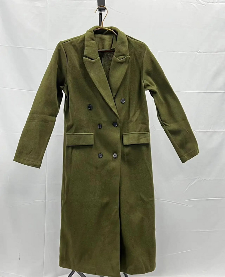 Estilo atemporal: abrigo de mujer, doble botonadura, largo y elegante, ropa de exterior.
