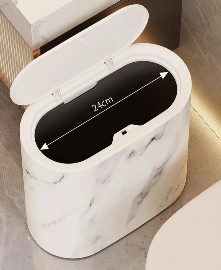 Cesto de basura de plástico blanco con vetas de mármol gris, diseño nórdico para espacios modernos.