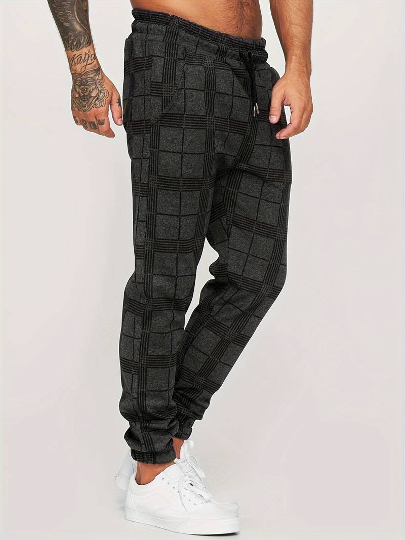 Jogger masculino gris oscuro, cómodo y con estilo, ideal para uso diario o casual.