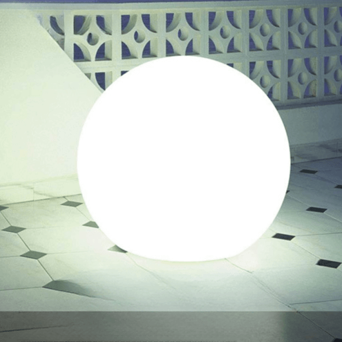 Lámpara solar esférica LED de diseño moderno. Iluminación automática para jardín, terraza o patio.