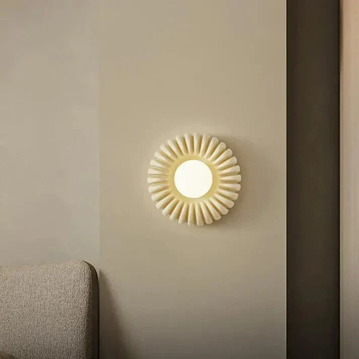 Lámpara redonda de pared LED de resina, perfecta para decoración del hogar.