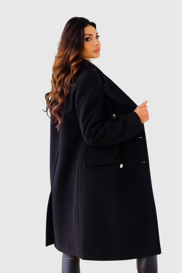 Abrigo femenino de lana estructurado. Doble botonadura, moda atemporal para mujer en el frío invierno.