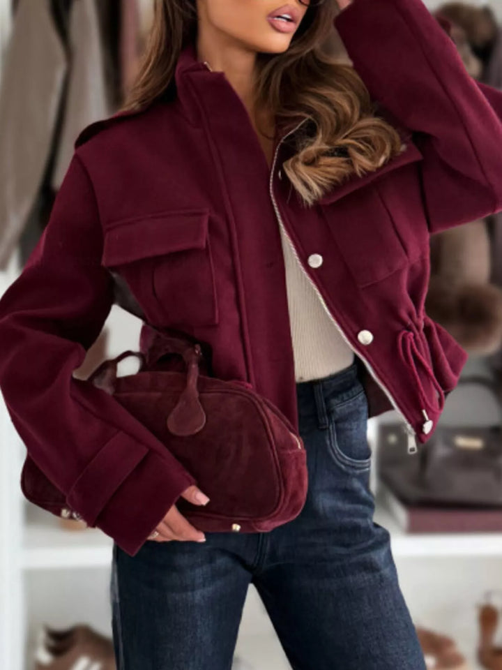 Vista frontal de chaqueta casual ligera de mujer. Botones y cordón ajustable resaltan su diseño versátil.
