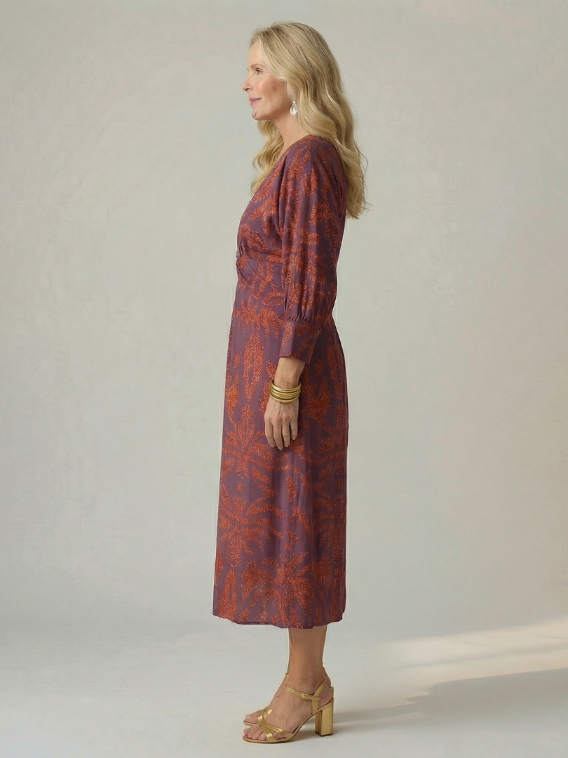 Diseño elegante de vestido midi para mujer, con corte cruzado y cintura entallada.