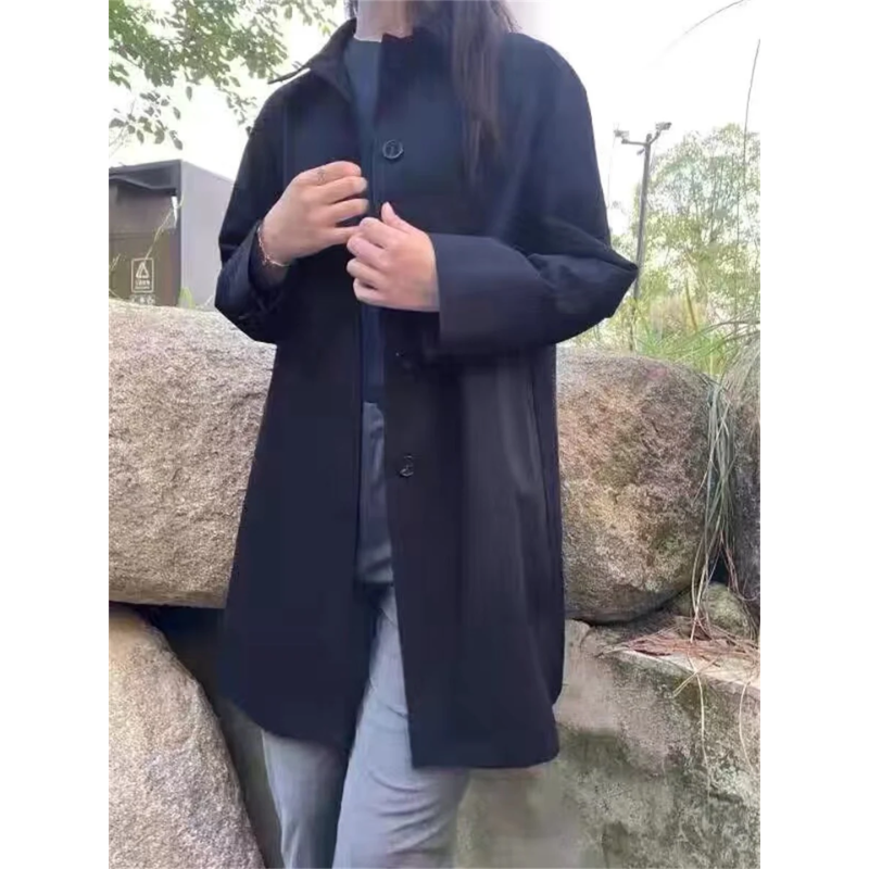 Abrigo NOBELLA, diseño entallado y clásico. Prenda larga con un botón, esencial para la mujer moderna.